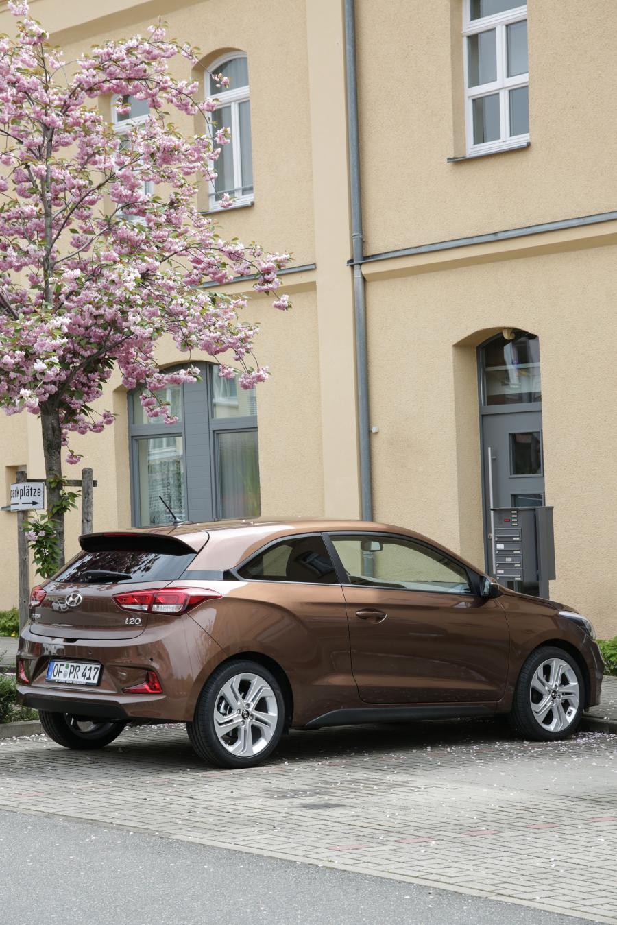  Hyundai i20 Coupe 2015 года  (фото 11 из 30)